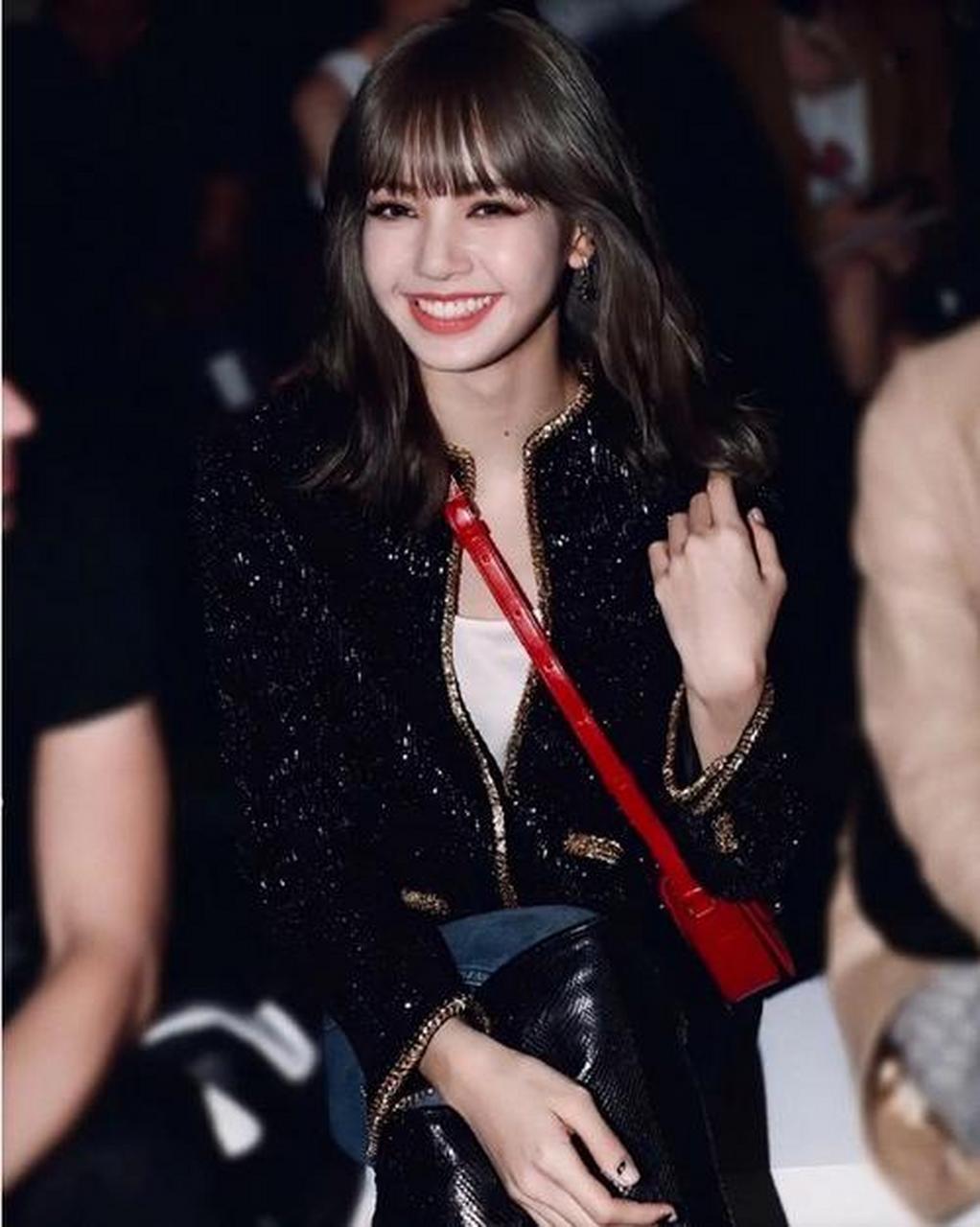 这是实锤了吧,近日,有网友拍到blackpink成员lisa与lv集团三公子