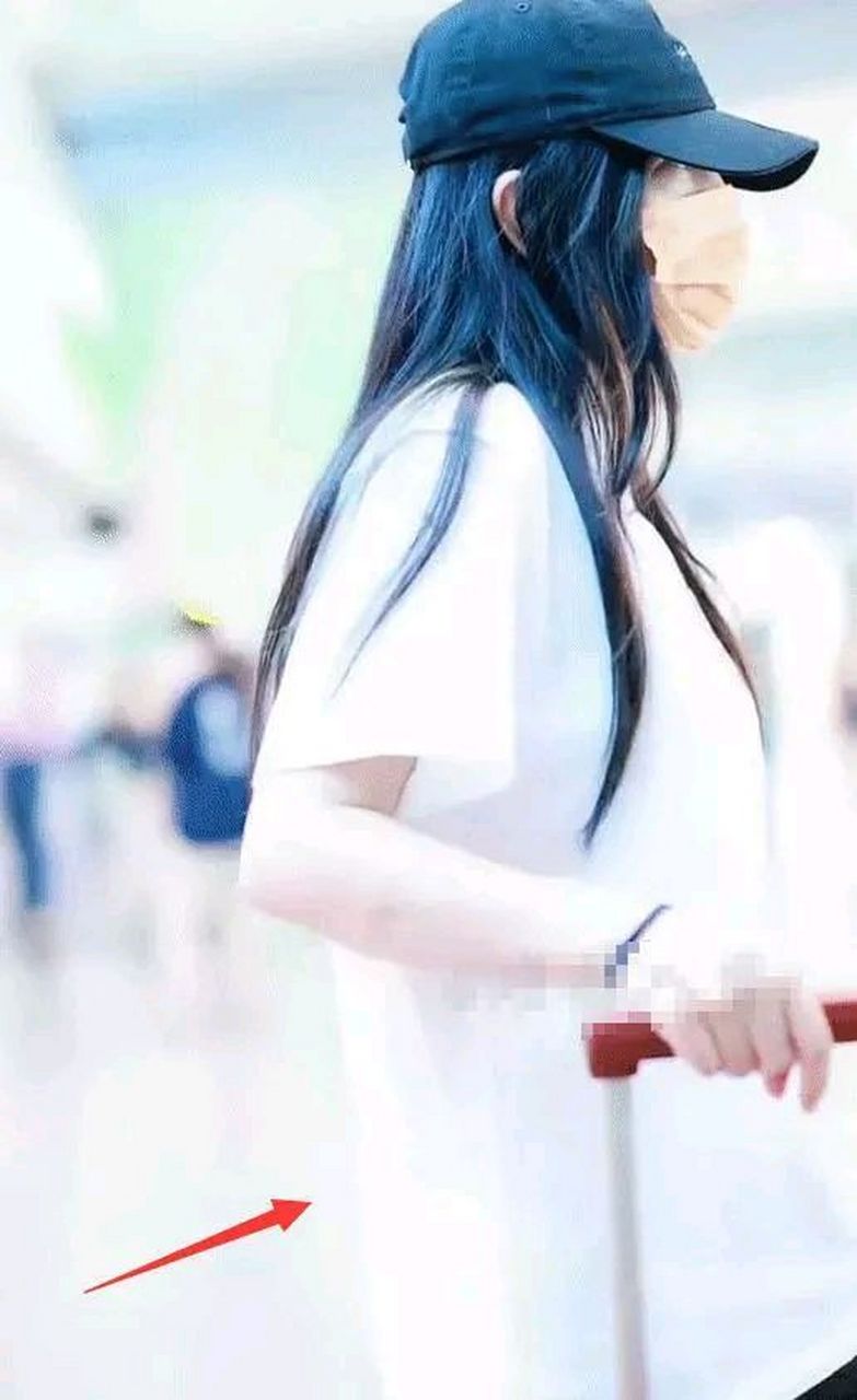 47岁赵薇近况凄凉,身材发福变胖,皱纹变多老了憔悴了.