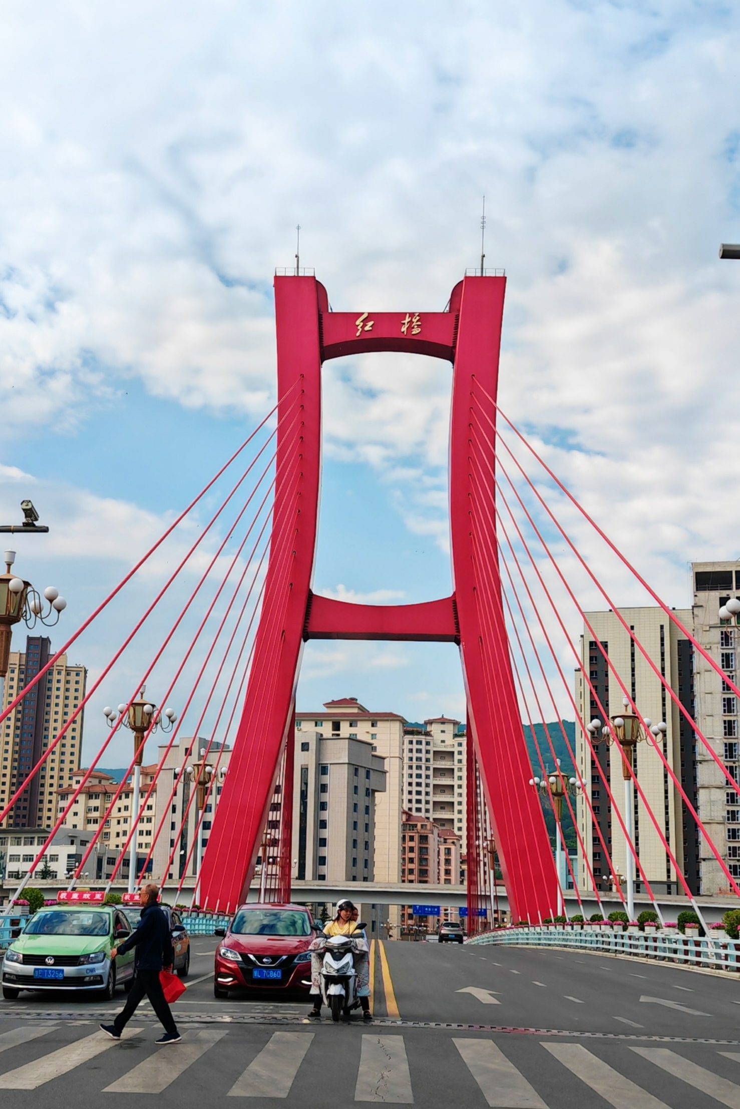 在甘肃天水的藉河上有一座跨河大桥,因桥身通红,而取名为红桥,而最初