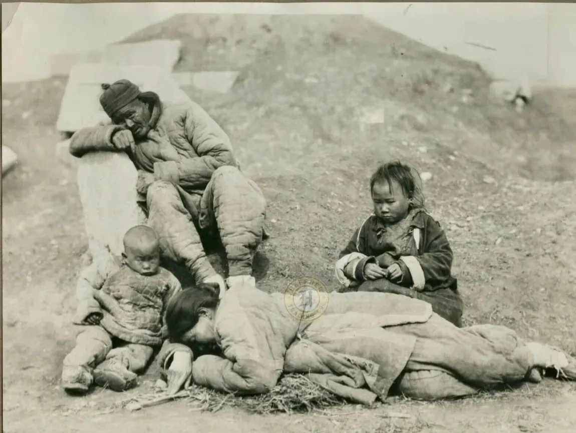 民国时期,一家四口逃荒