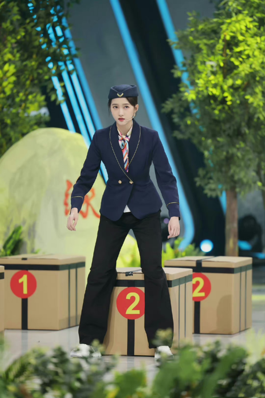 关晓彤空姐制服装宣传电影《浪漫天降#娱乐最前沿# #每日娱乐播报