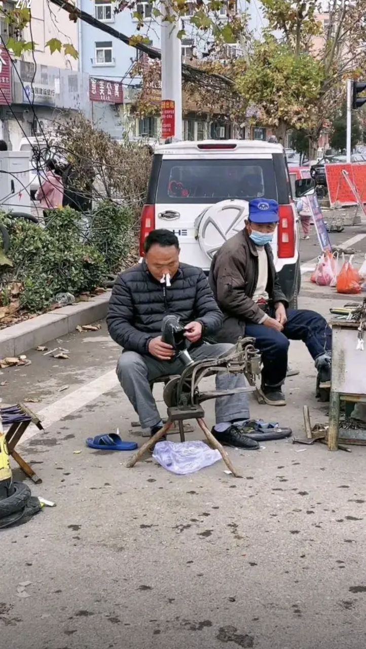 修鞋大哥:把旁边配钥匙的熏走,我就能独占摊位了