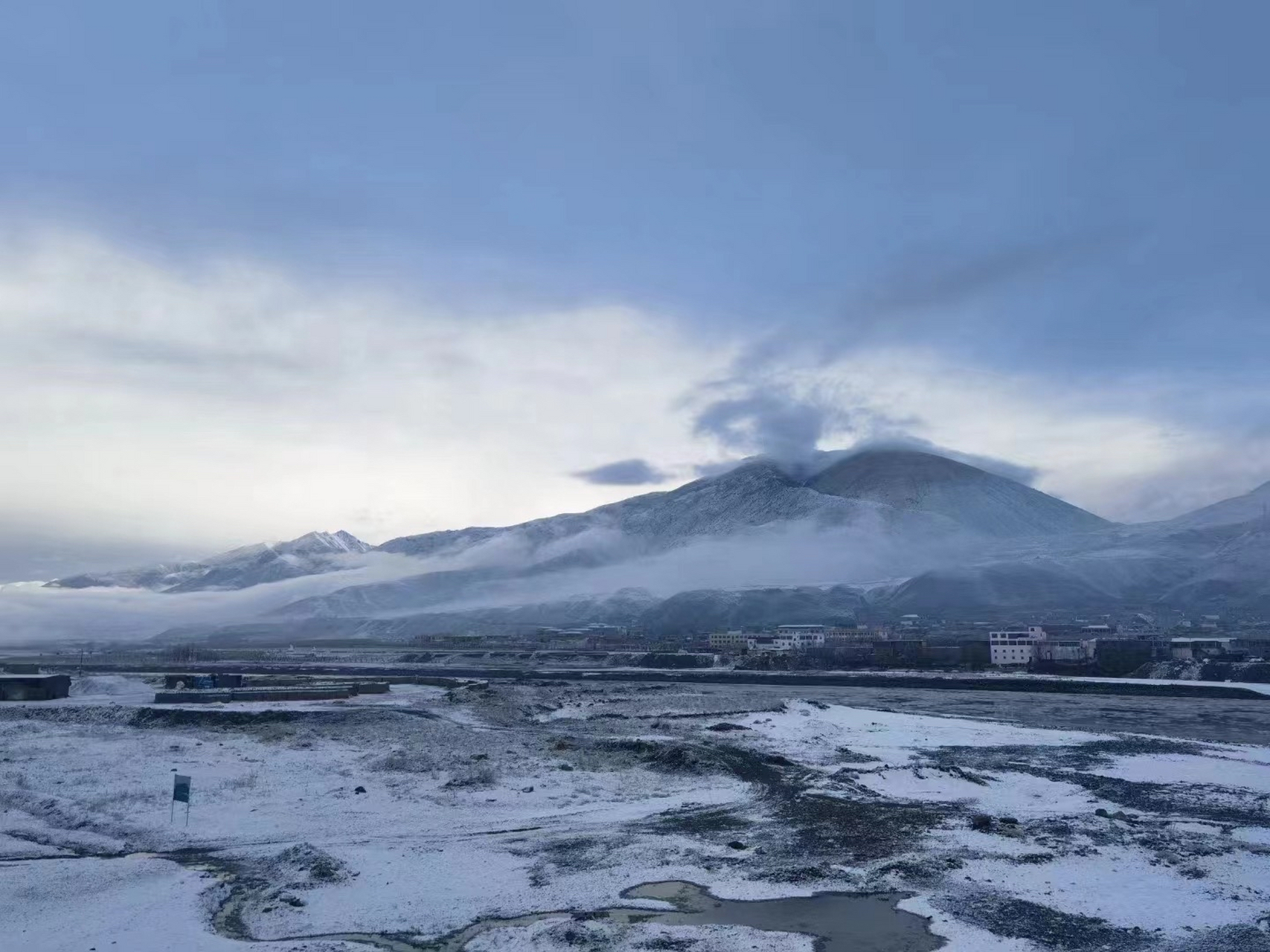 凛冽的寒风席卷苍茫的大地,一株株老树疯狂的摇曳,尖锐的呼啸声不绝于