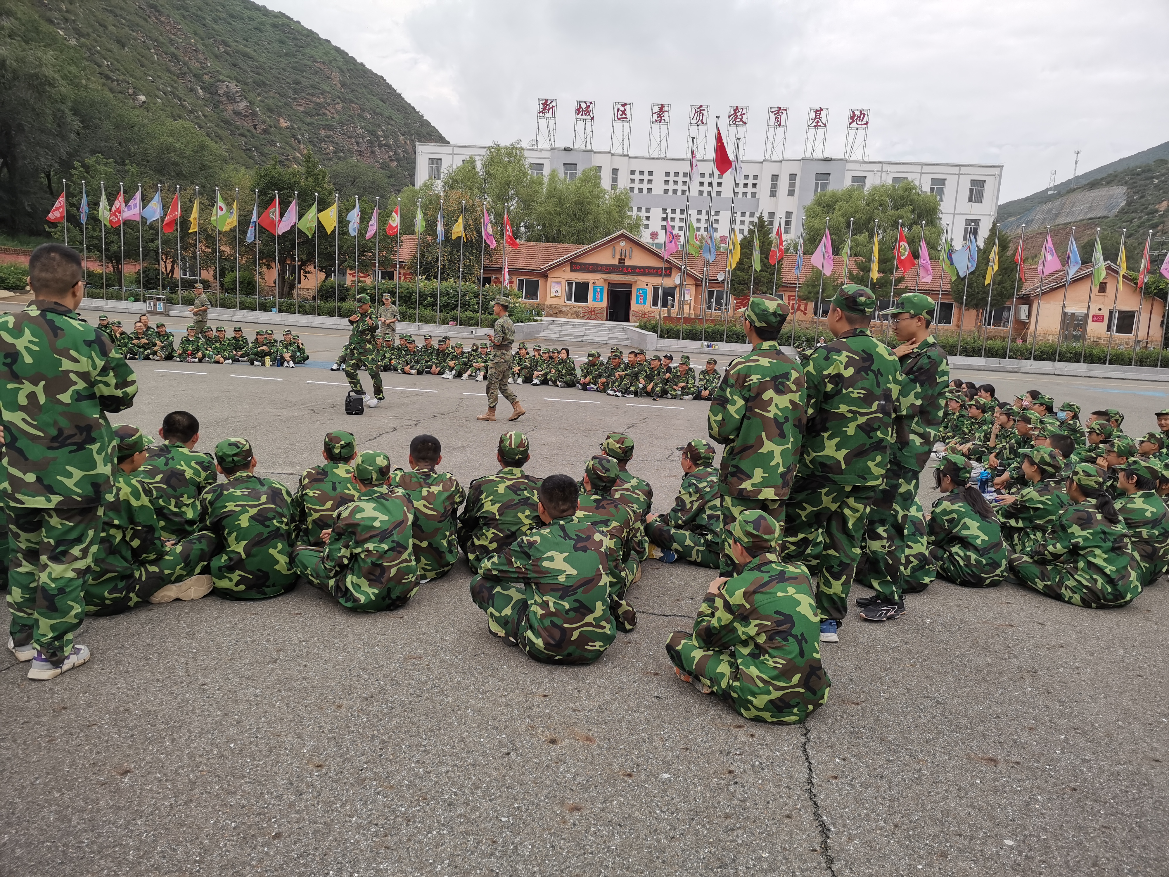 军训的日子,让我感受到了汗水与泪水的交融,也让我明白了团结与拼搏的