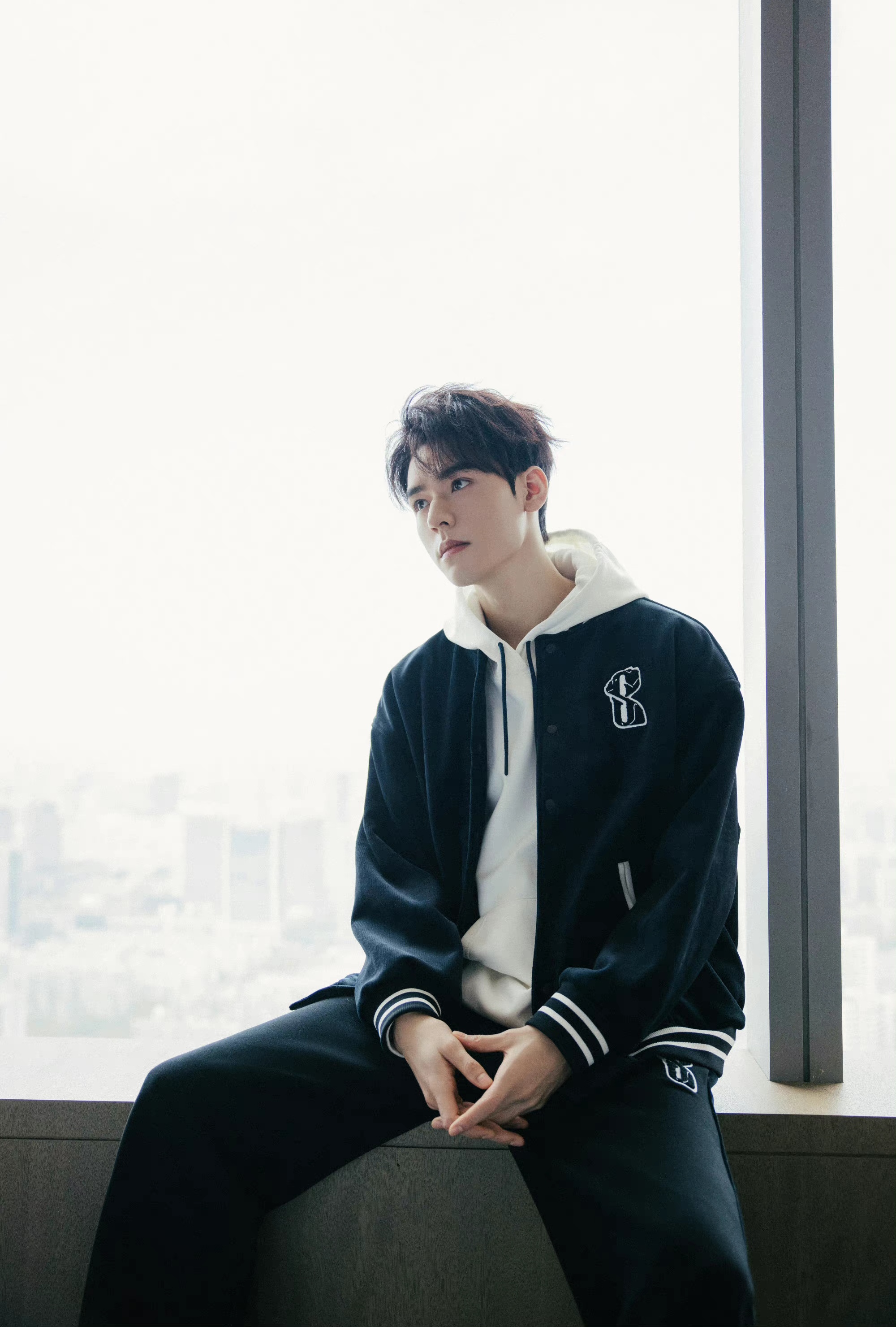 龚俊白色简约造型,白色连帽卫衣搭黑色外套,清爽帅气少年感十足