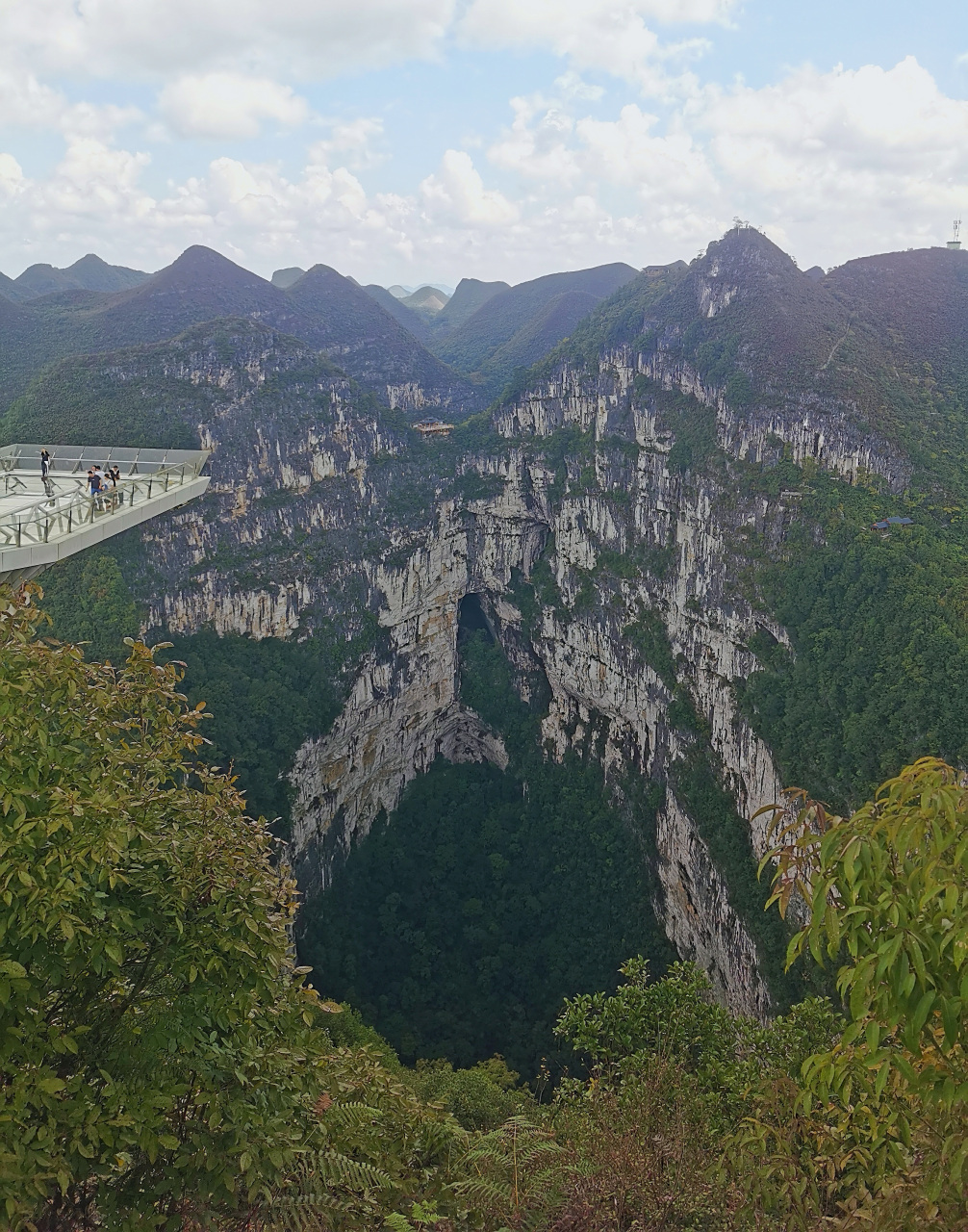 翻山越岭来看"坑"[大笑],世界天坑之都——广西百色乐业县,被大山包围