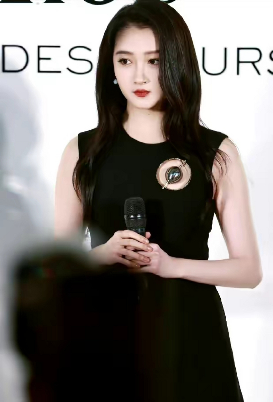 小黑裙蓬松长发很港很出彩  关晓彤今日活动生图,简简单单就很好看!