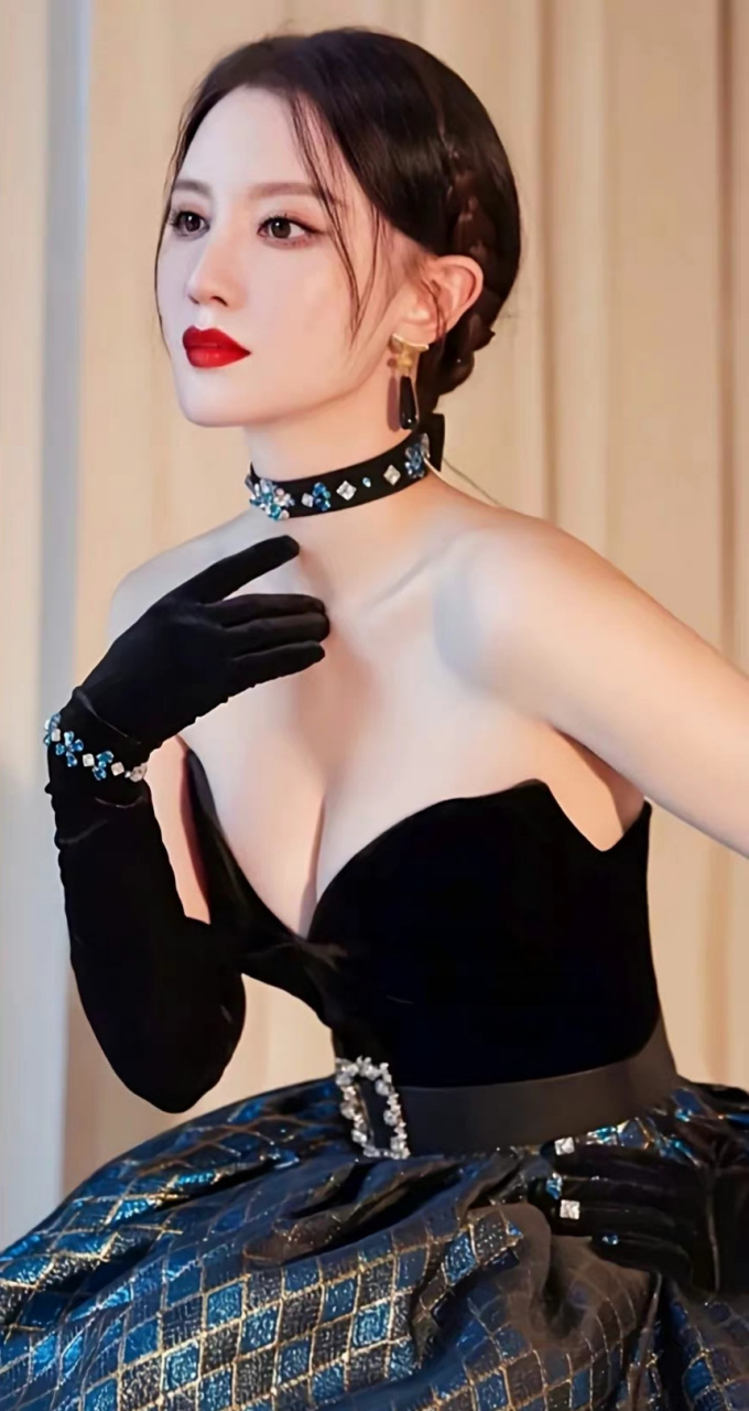 张萌# 丰满傲人的事业线大秀四方,婀娜多姿的窈窕身材,前凸后翘,迕哪