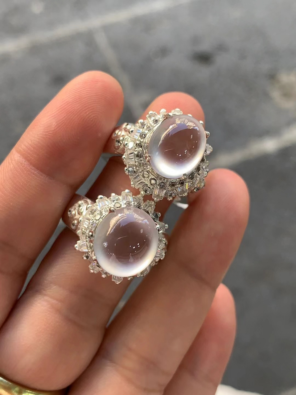 点击头像看直播# #翡翠# 高冰玻白戒面,质地纯净无瑕,种老起荧光