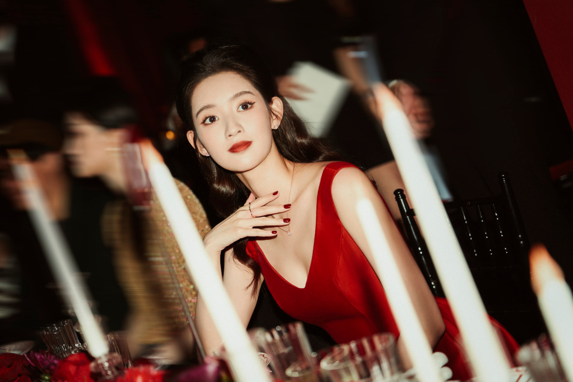 王玉雯深v酒红礼服晚宴图.复古明艳,性感优雅.