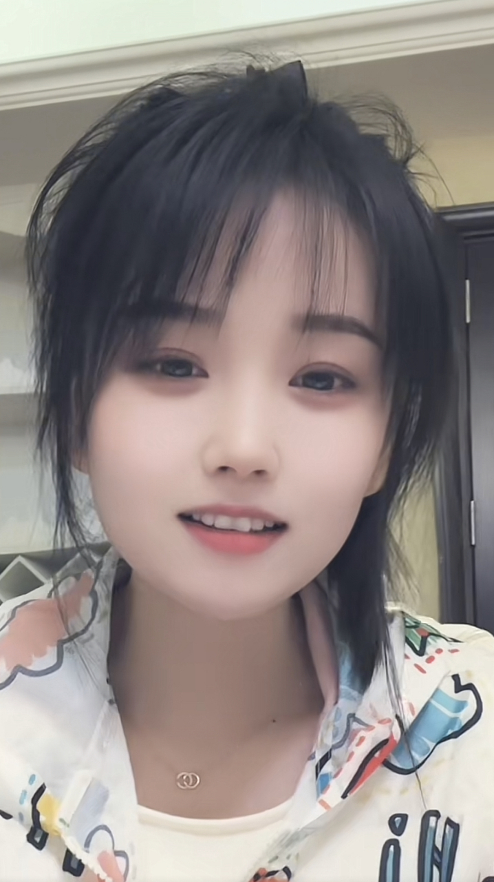 第七位 我叫耿耿,当时她还是个卖菜的小姑娘,凭借长相清纯可爱的外表