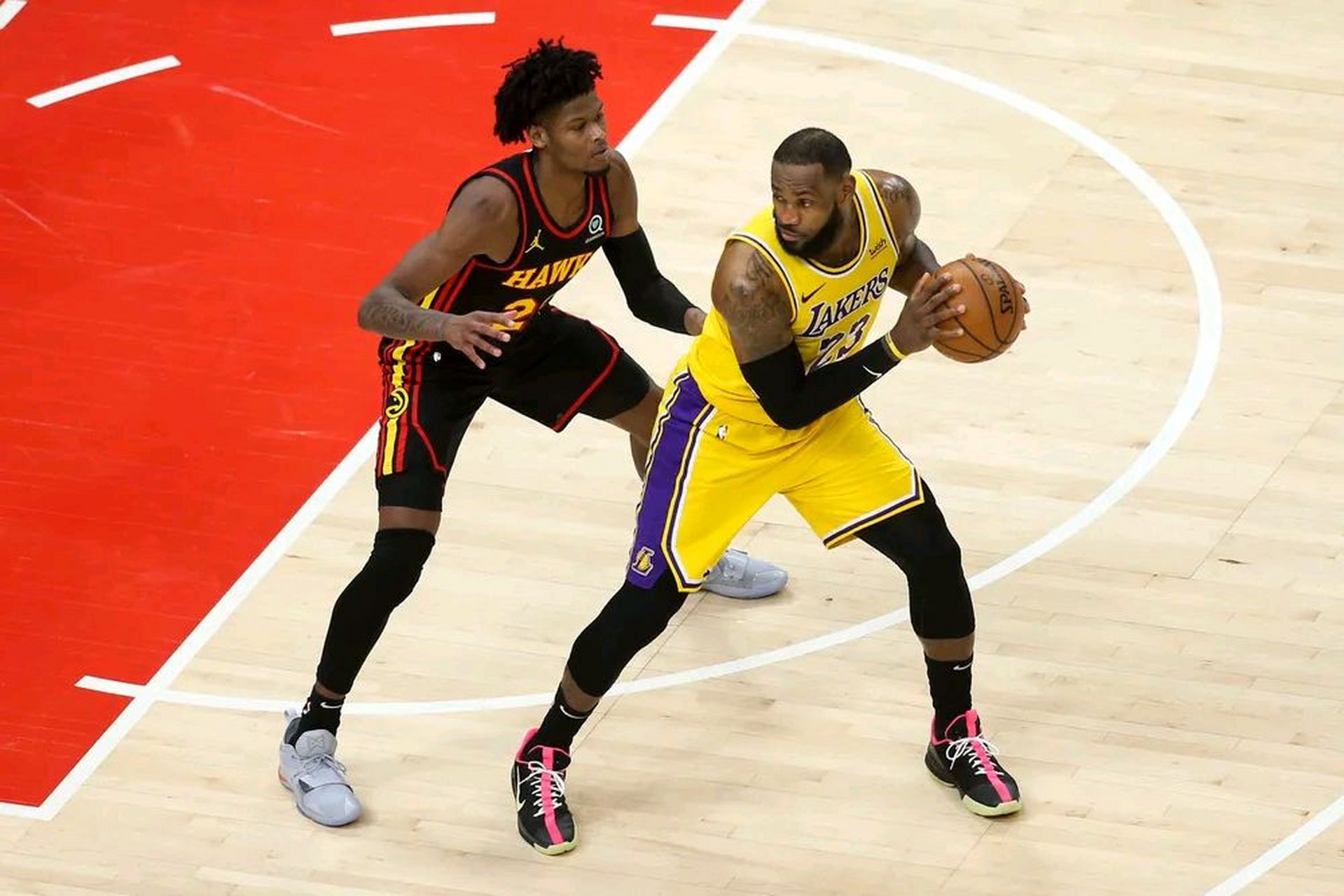 一家湖人媒体近日晒出了雷迪什在2017-18赛季高中时期与勒布朗-詹姆斯