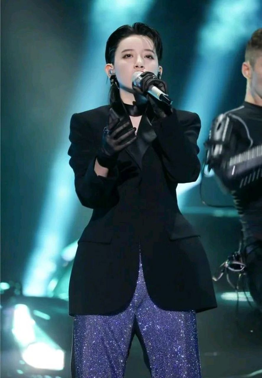 李斯丹妮不但台风稳穿搭更稳,黑西装配了流光裤,又帅又炸