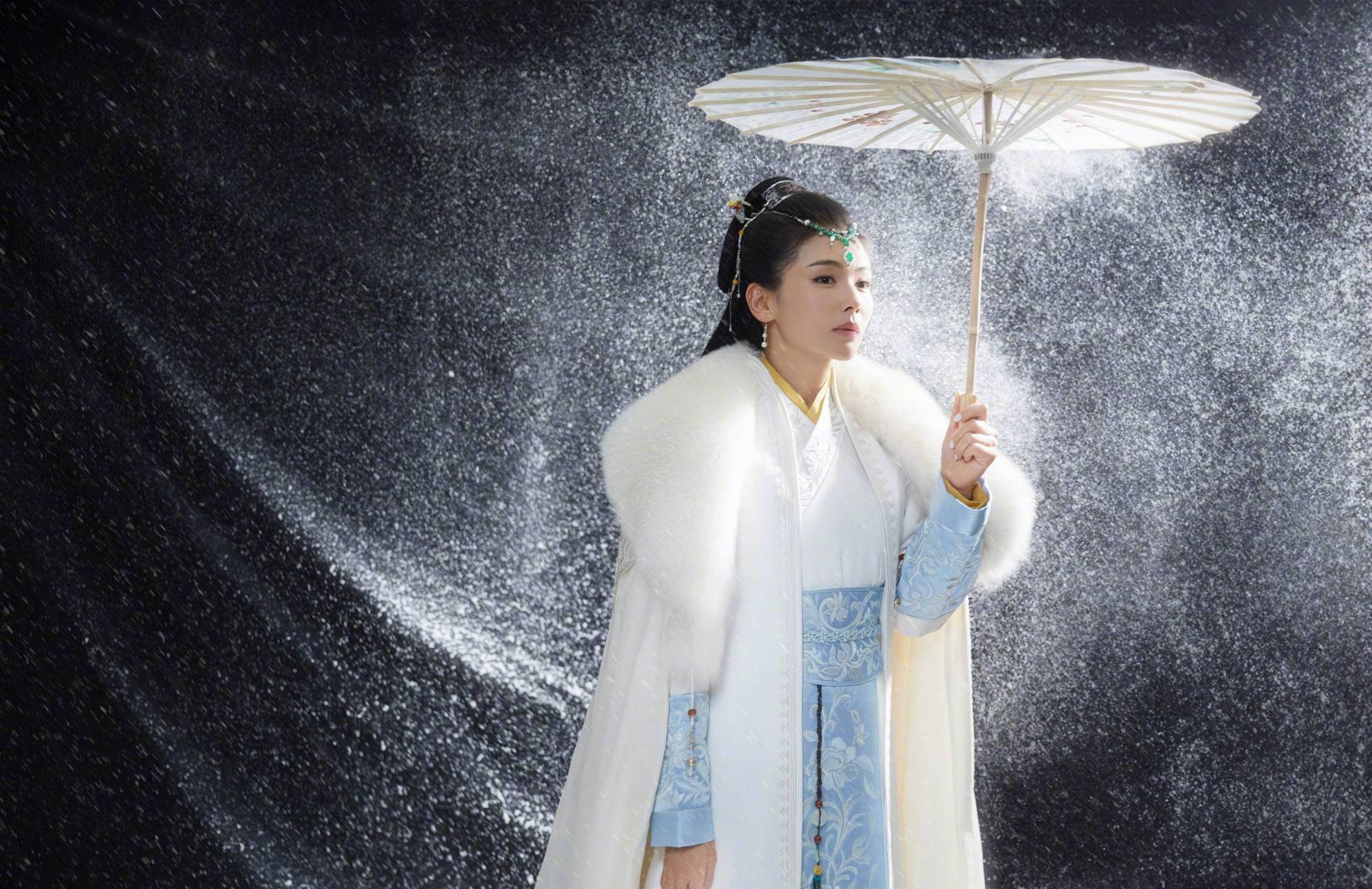 近日,刘涛在社交平台上分享了一组参加综艺节目的造型图,重现了