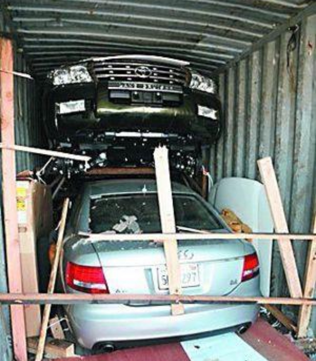 一位漂亮的女报关员行色匆匆地走进了蛇口海关报关大厅