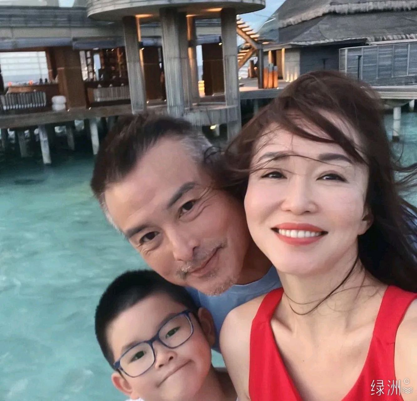 新加坡女神范文芳晒一家三口旅行照,老公头发,胡子花白变大叔,52岁