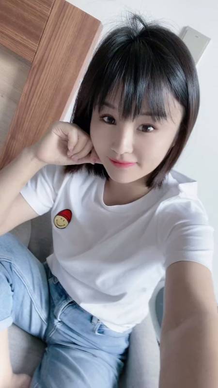 小姐姐朴素的打扮,大眼睛眨呀眨,气质与身材兼备的小仙女