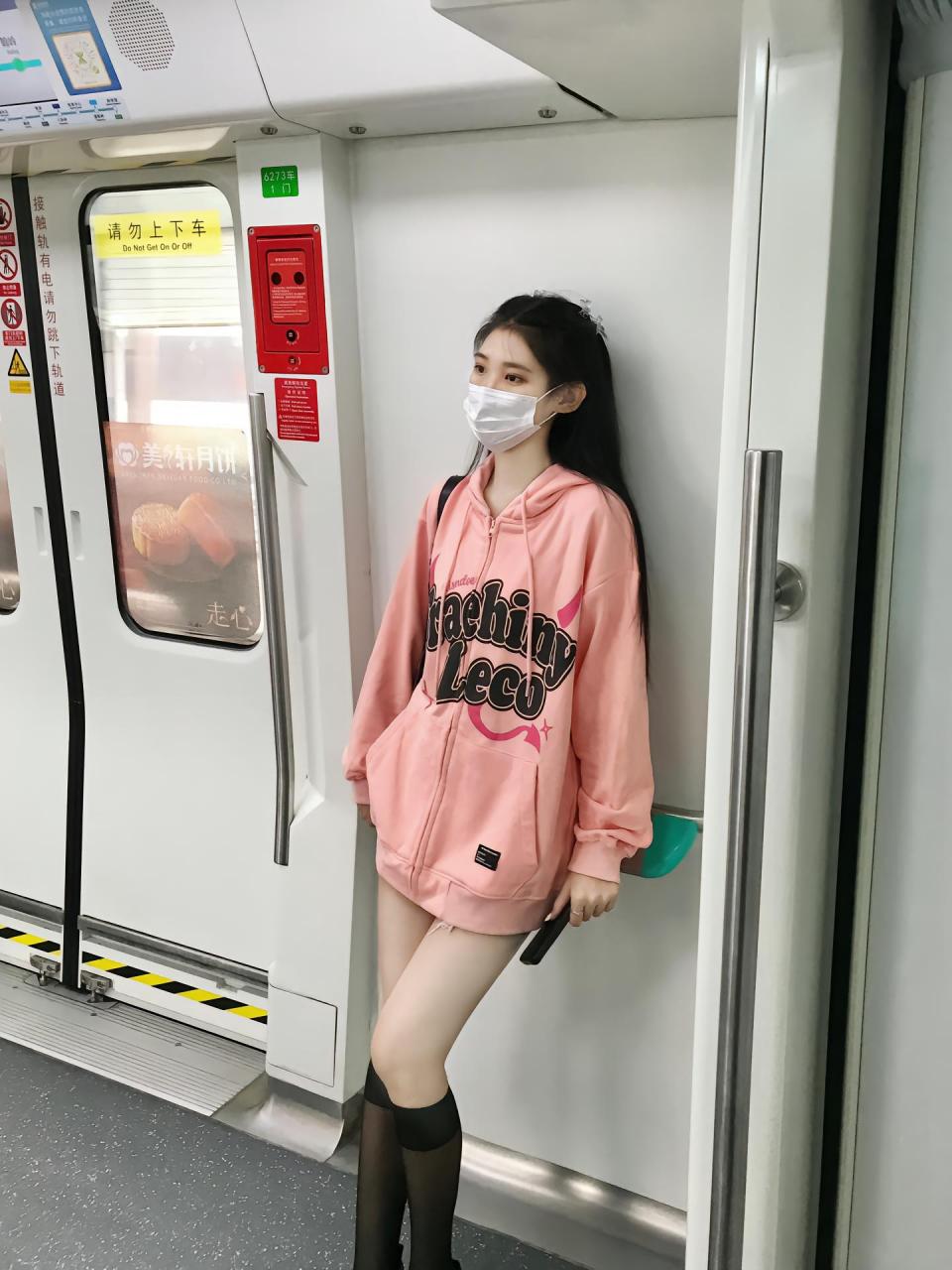 地铁女神小露今日少女粉卫衣配超短牛仔裤,下身失踪穿搭法,这次黑色网