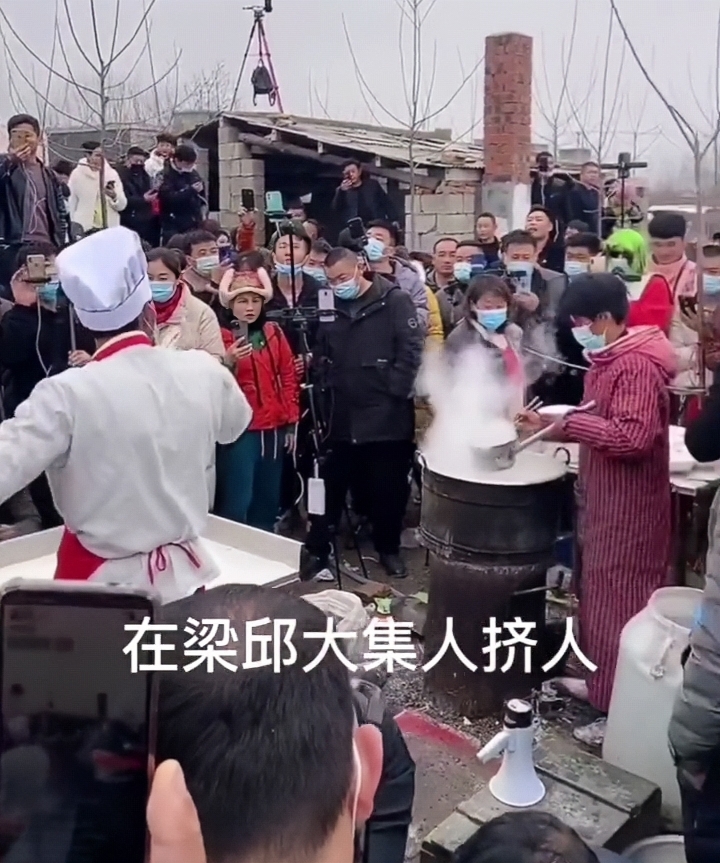 山东"拉面哥"现状,村里冷冷清清大门紧锁,精神崩溃已背井离乡