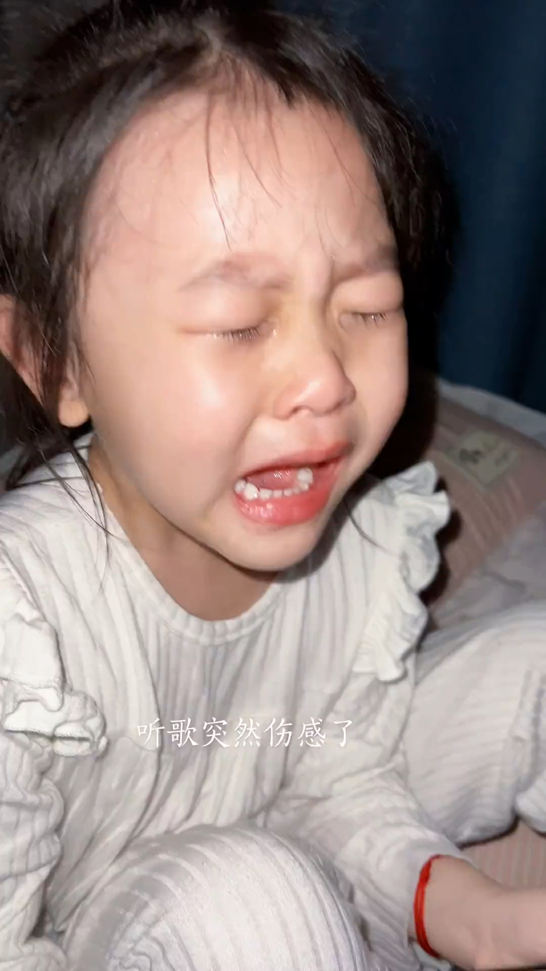 妹妹晚上听歌伤感的哭了哥哥以为妹妹被挨打了急忙跑来看