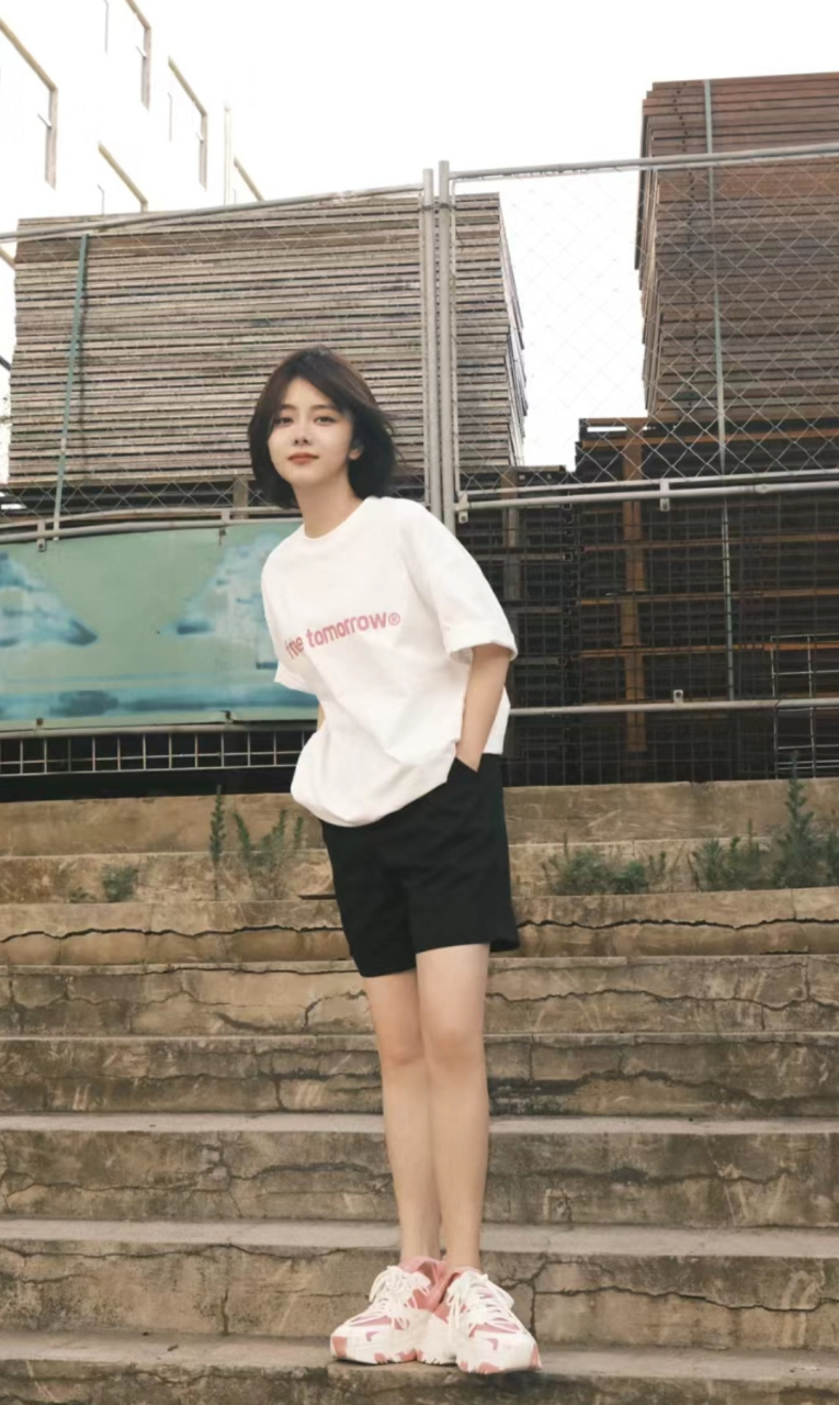 谭松韵分享生活照元气满满,新戏杀青了开始自己悠闲的假期生活,满满的