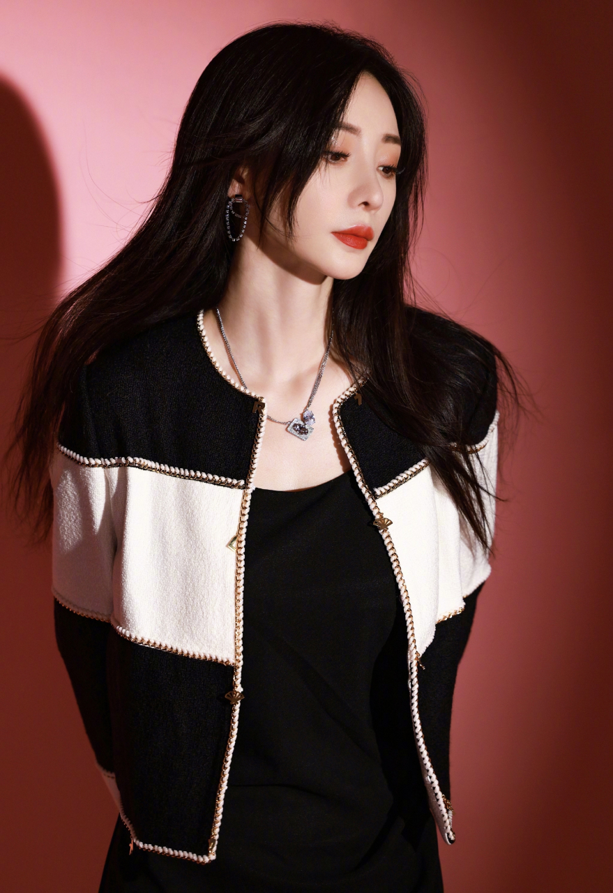 柳岩身材好绝# 柳岩黑白拼接外套77黑色吊带连衣裙,身材真的好棒