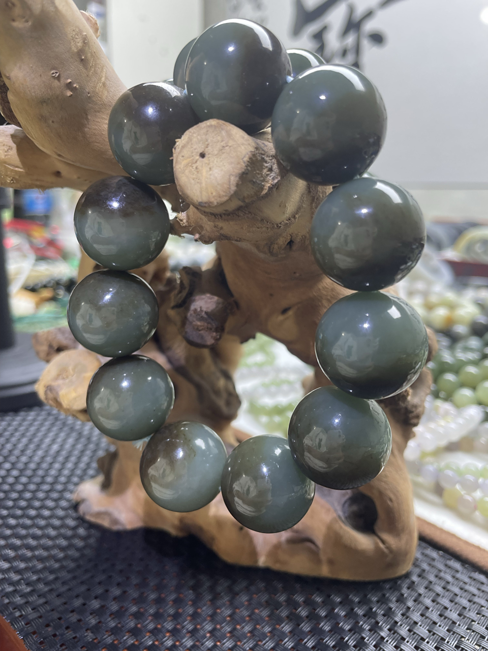 和田玉且末蓝带糖,玉质油润细腻,颗颗饱满圆润,拿在手里油糯糯的,还