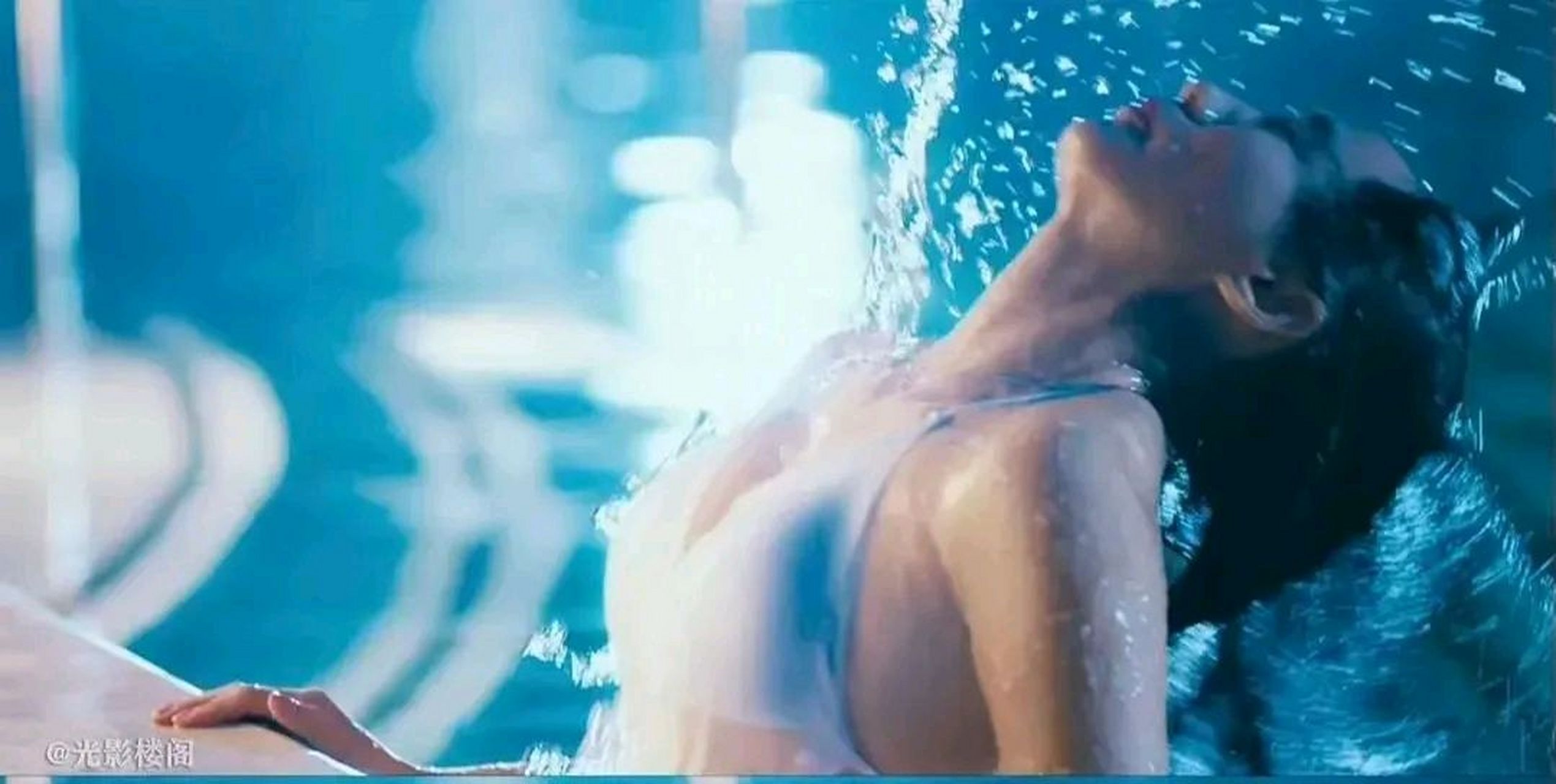 当年的《夏洛特烦恼》里,王智饰演的秋雅,从泳池里出水的这个瞬间