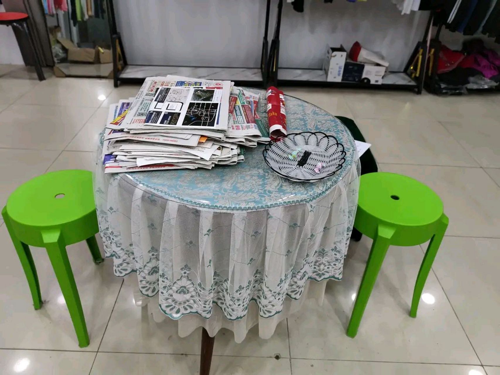 昨天下午我在店里正在刷头条呢,隐隐约约余光看到有两个小孩在门前