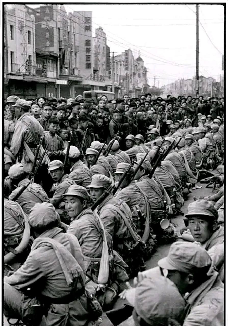 1949年4月南京解放,首批解放军进城的情景.