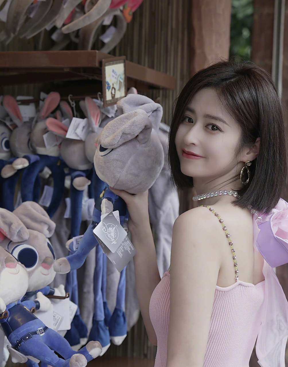 付辛博老婆颖儿带着女儿游玩迪士尼,看着好年轻漂亮,可