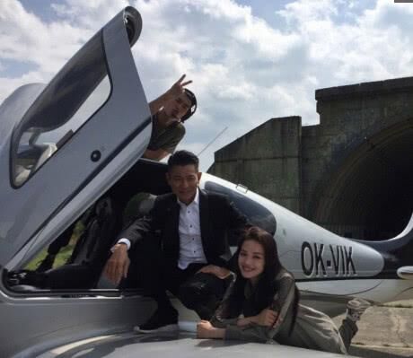 组图：久违同框！刘德华与舒淇夫妇合照曝光比同款手势感情好