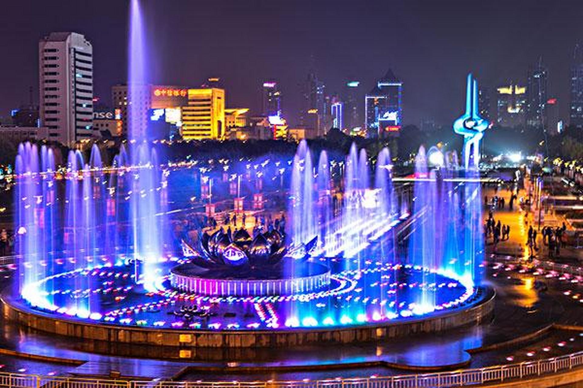 济南最重要的标志就是泉城广场了  泉城广场很大  到了晚上泉城广场的