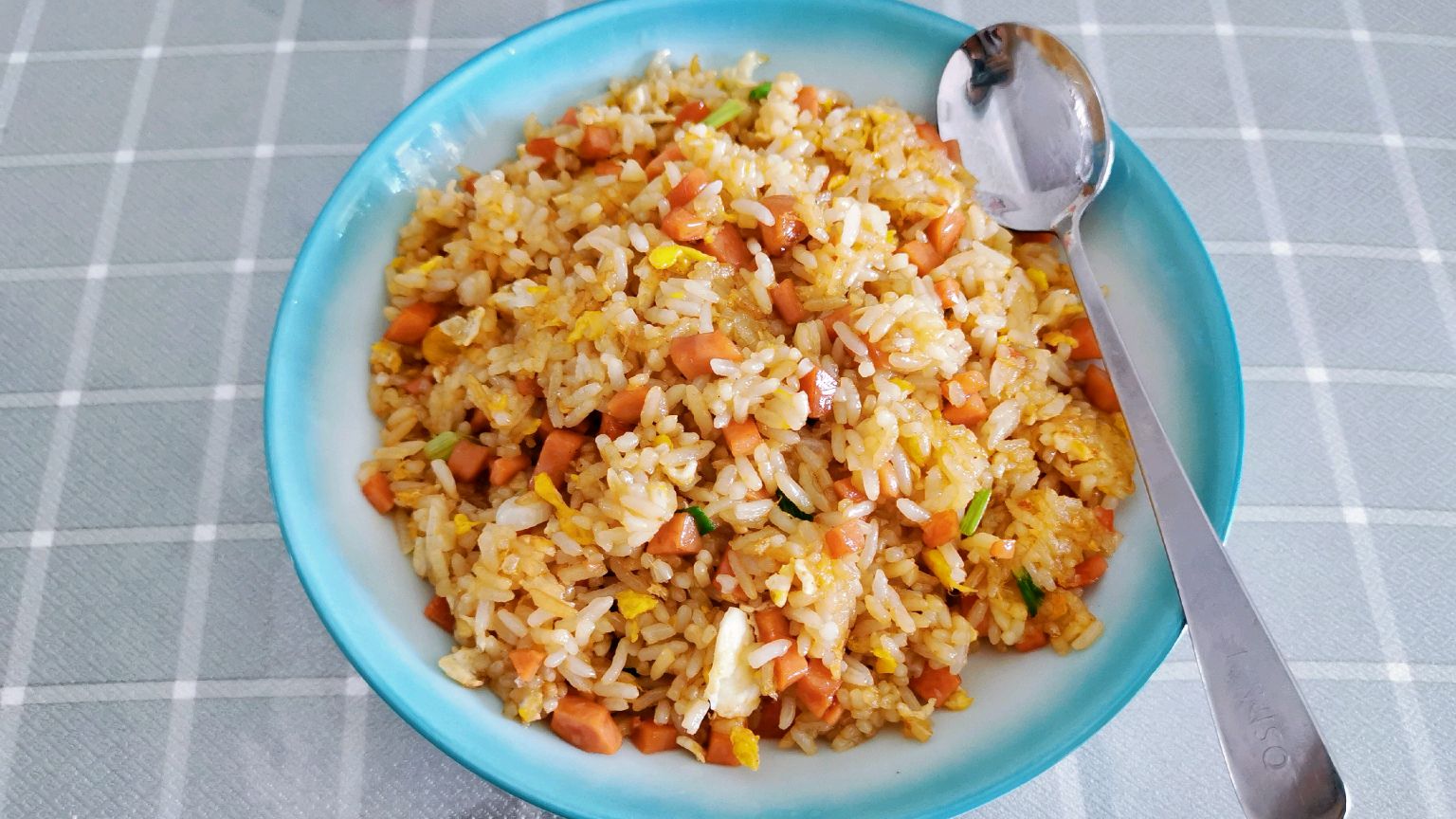 每日分享:简单易学的火腿蛋炒饭,香喷喷,美味可口,非常好吃