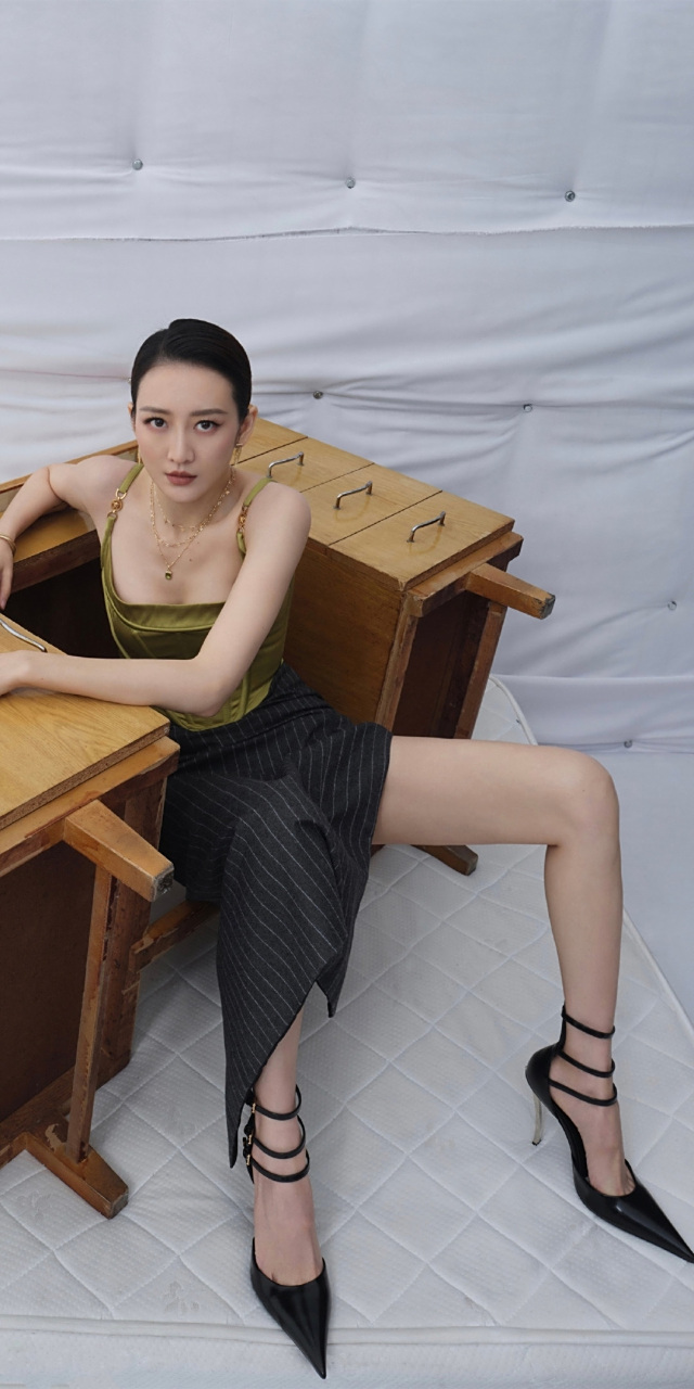 王鸥# 时尚画报大片,又美又飒,性感撩人