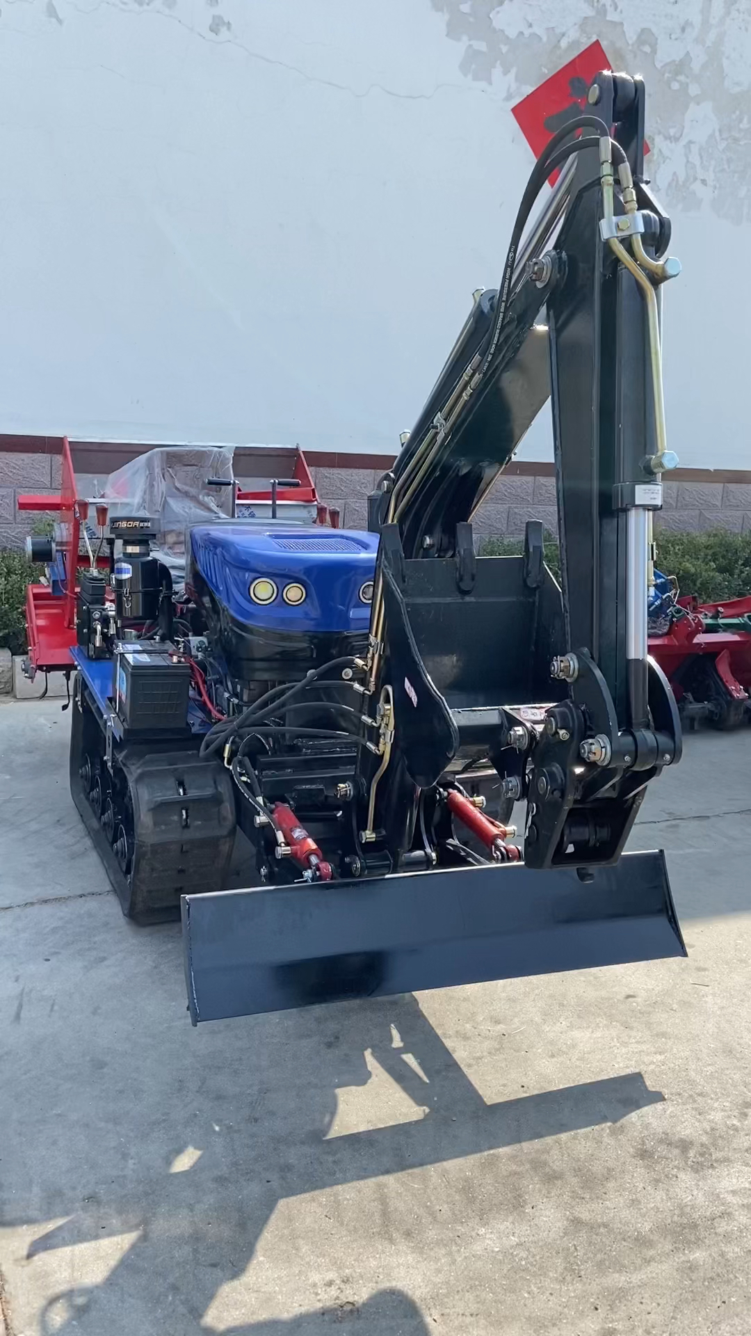 货源大棚干活好帮手35马力履带挖掘机,可挖土,后旋耕干活效率高