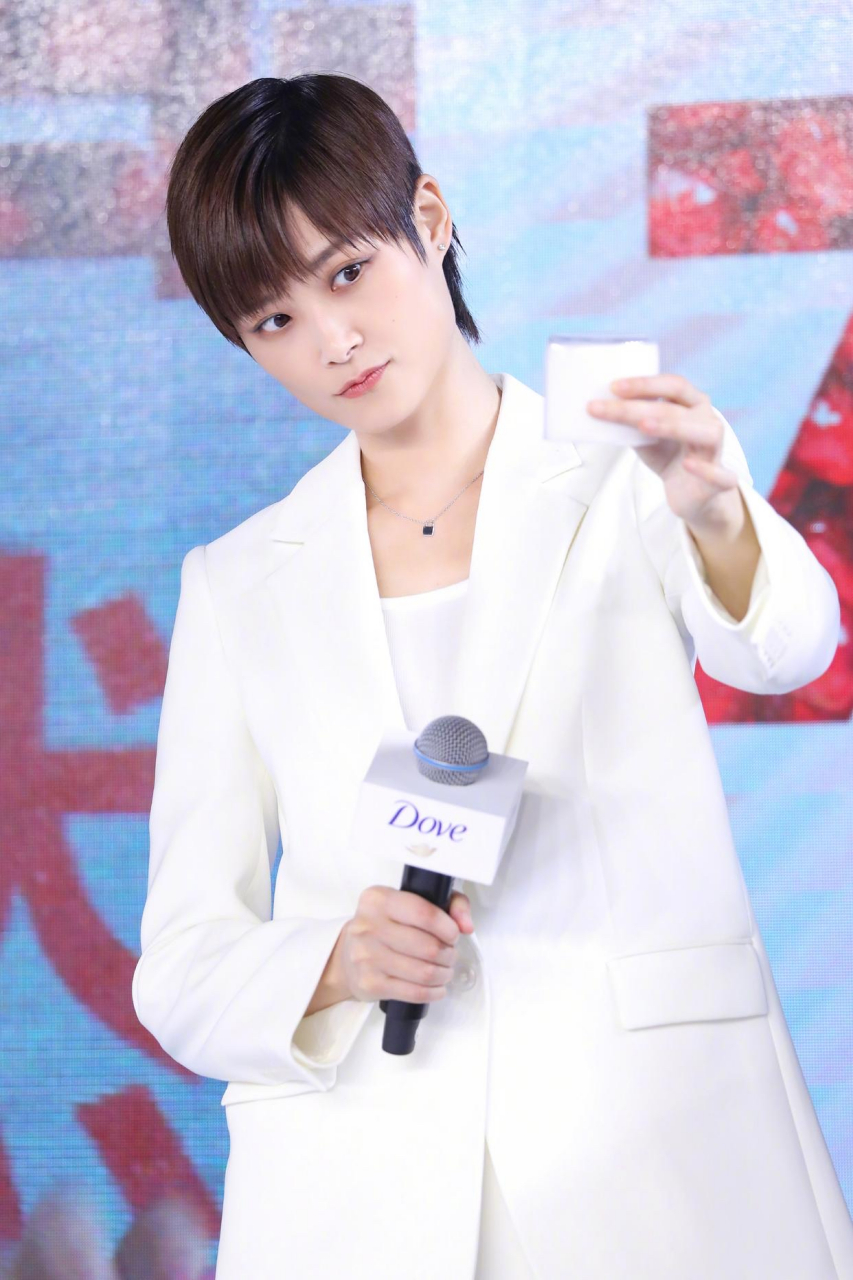 李宇春的西装写真,一整套白色尽显清爽干净,平板身材看起来更有高级感