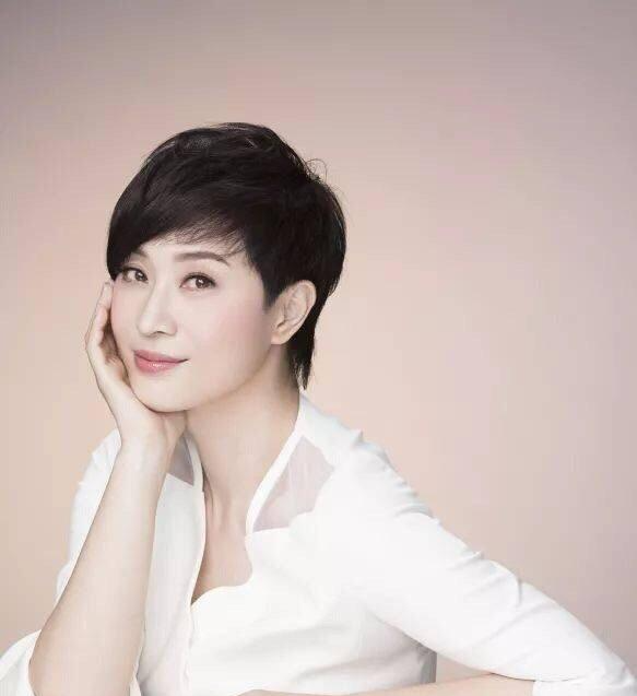 陈法蓉剪掉十年长发,就从阿姨变身少女,意外减龄时尚