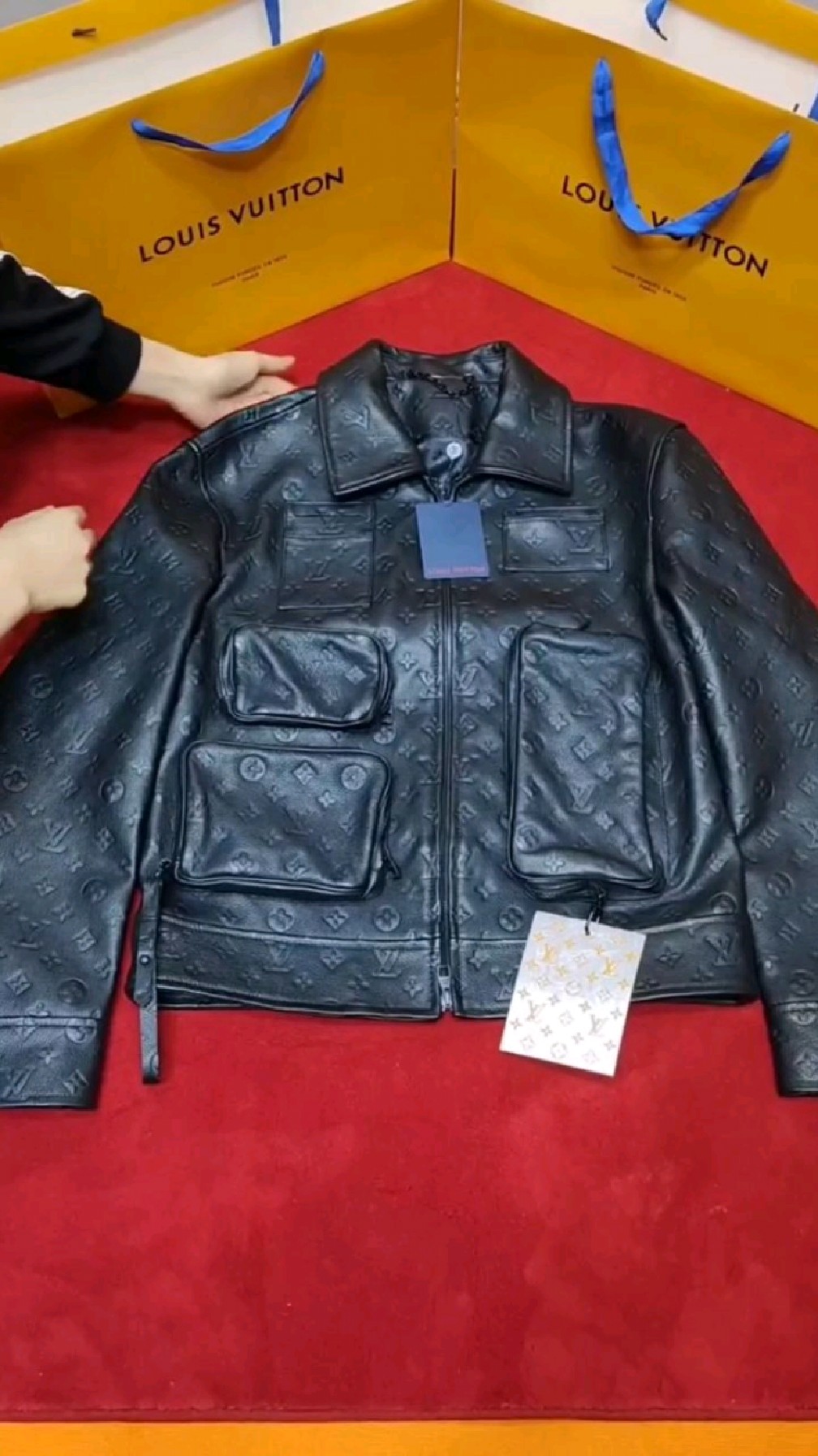 路易威登男士皮衣太有特色了-度小视