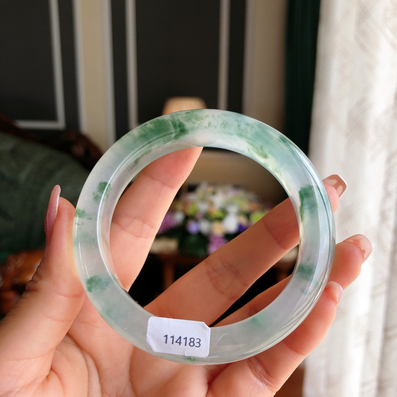 高冰绿飘花翡翠手镯 水墨丹青,曼妙生动,冰透清澈的底,飘多多绿花