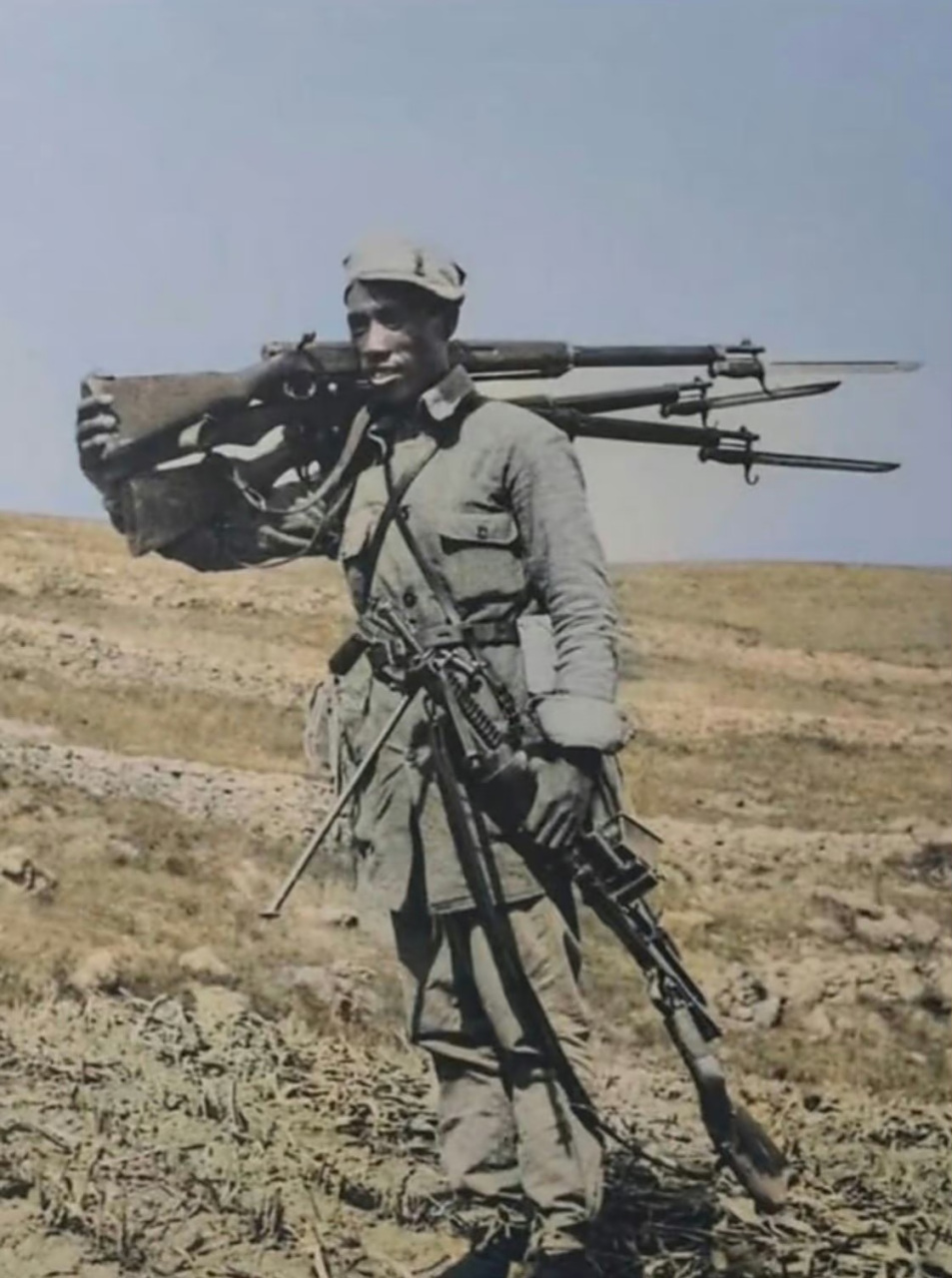 1940年9月,八路军连长吕俊生,向记者展示他缴获的小鬼子武器装备!