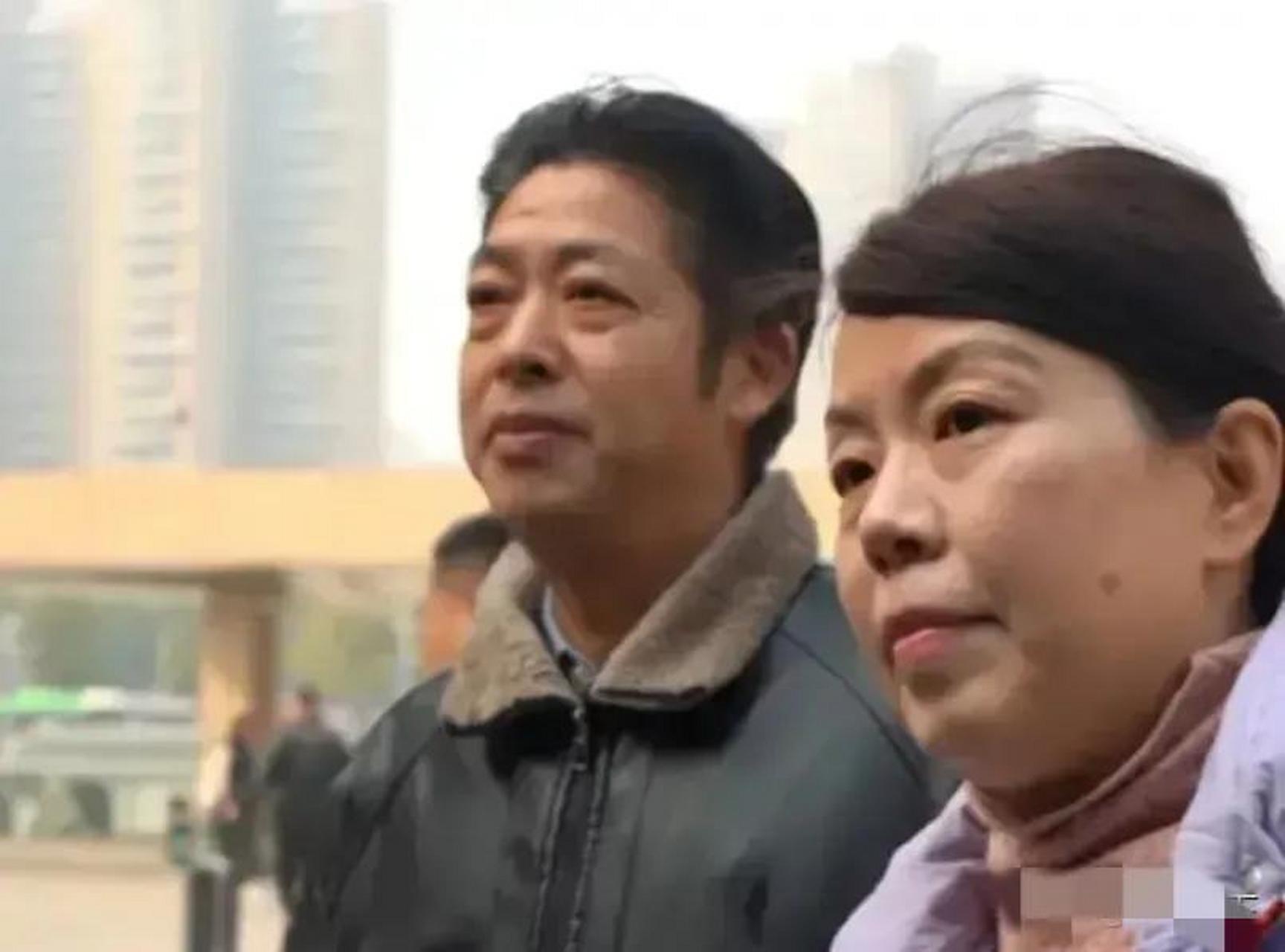 姚爸出生在江西赣南一个偏僻的小山村,许妈很崇拜身为兵哥的姚爸,她不