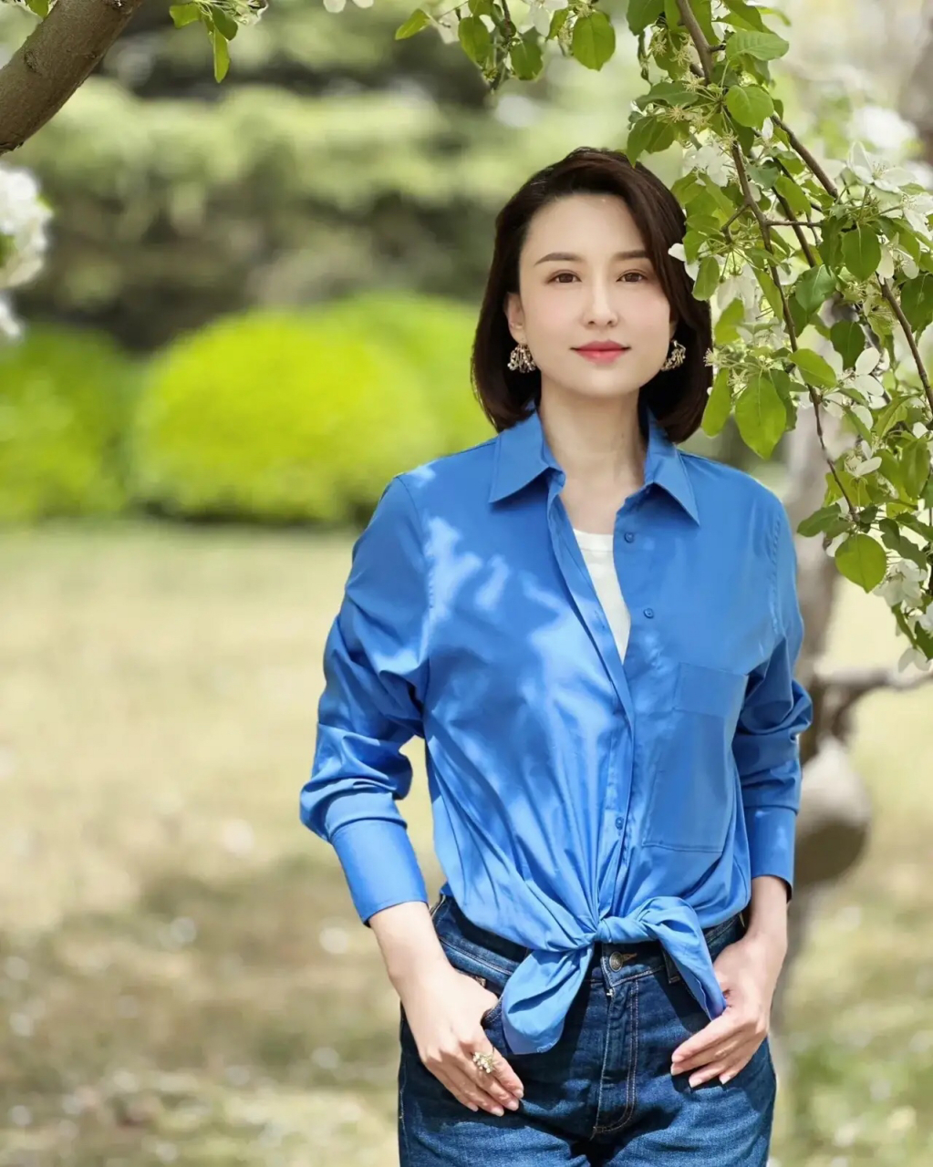 助我上热门# 央视主持人张蕾,身穿蓝色衬衫,搭配蓝色牛仔裤,雪白的