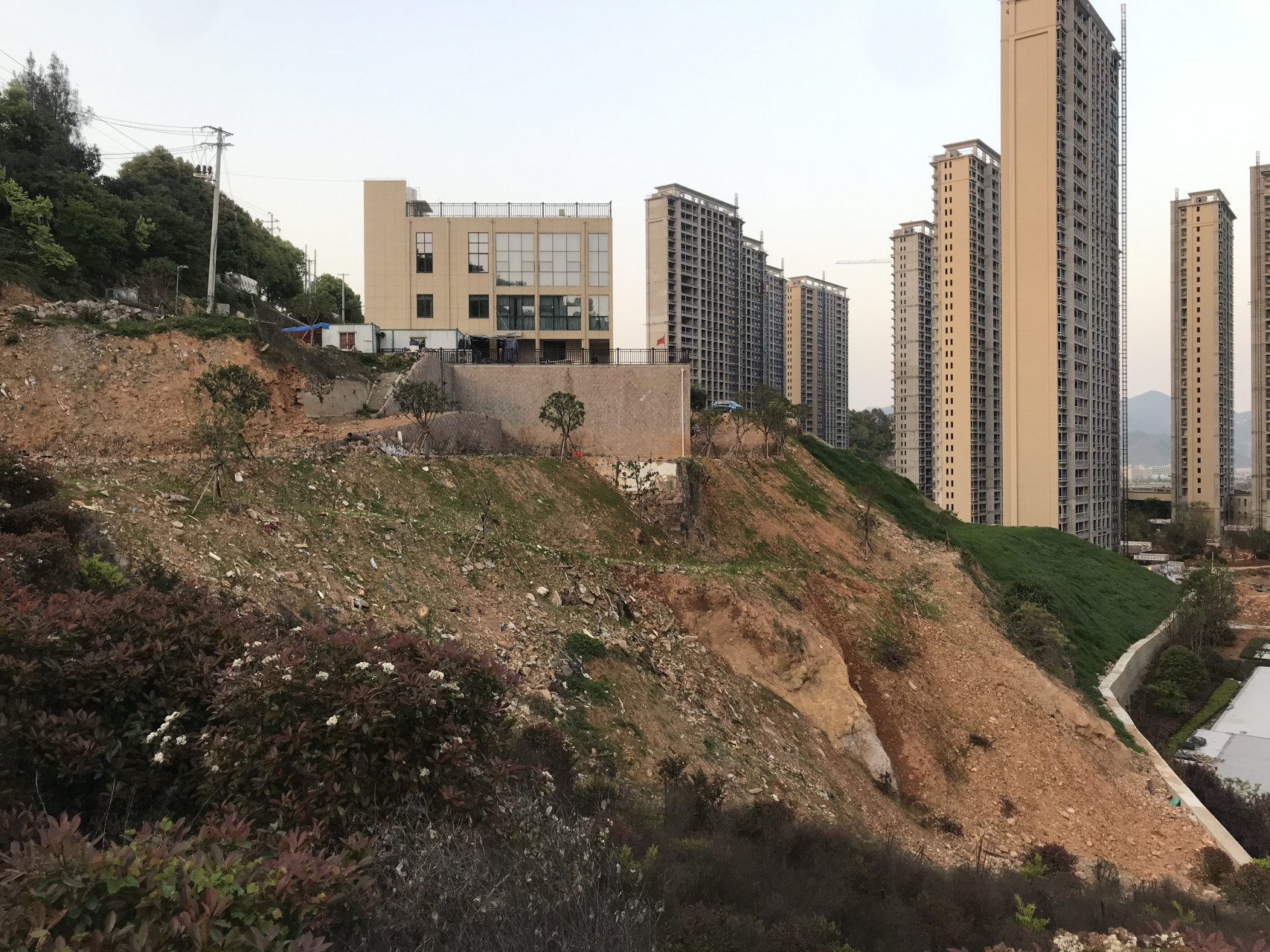 永嘉县瓯北镇江山壹号后面边坡存在严重安全隐患,由其是江山壹号商品