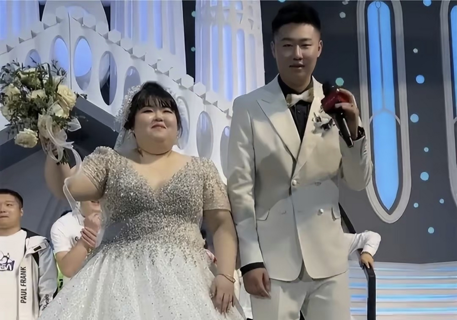 白小白爱徒结婚现场过度奢靡,直升机接亲各路网红棒场,婆婆全程摆脸色