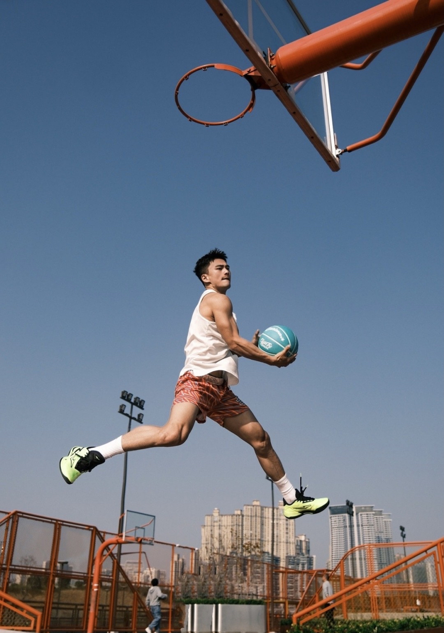 生命在于运动,黑皮运动男孩,打球的姿势也很帅.#帅哥# #体育生