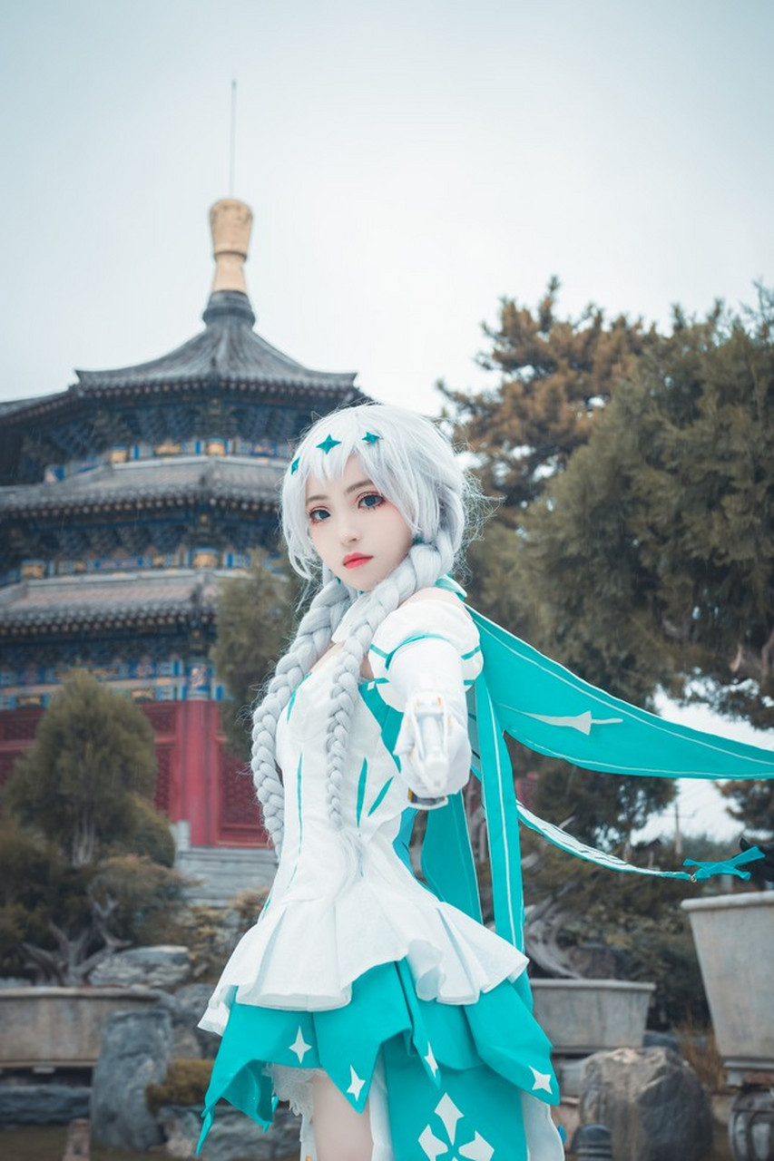 cosplay 角色:琪亚娜 出镜,妆面:肖雪儿酱"现在,是琪亚娜时间!