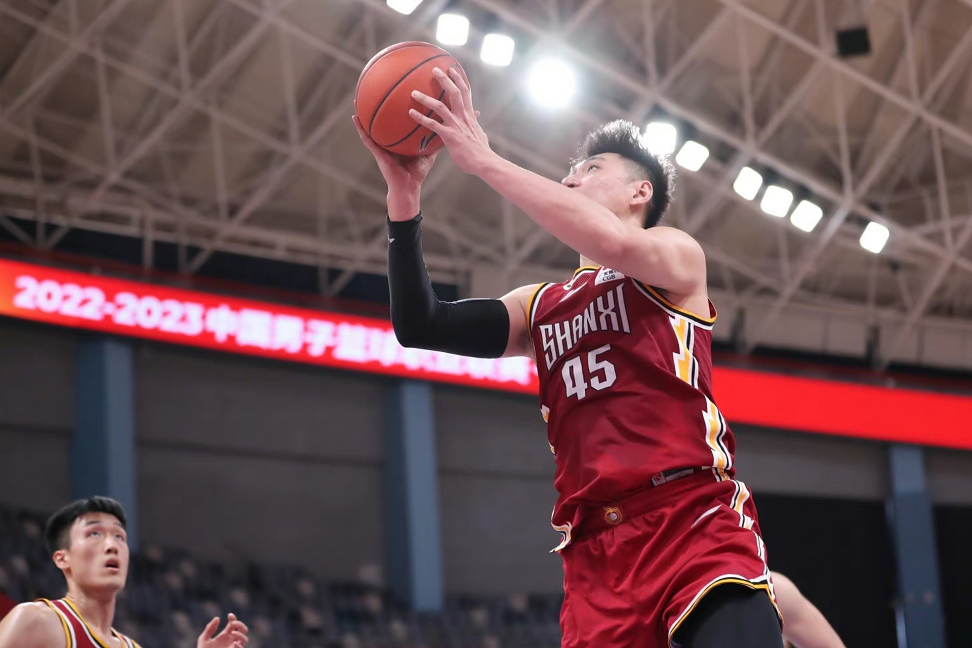 本场比赛常林拿到13分13篮板10助攻的三双数据.