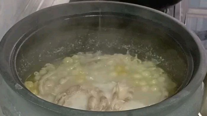 苦藠炖鸭掌汤,砂锅炖操作步骤简单,炖出的汤稠浓味道鲜美