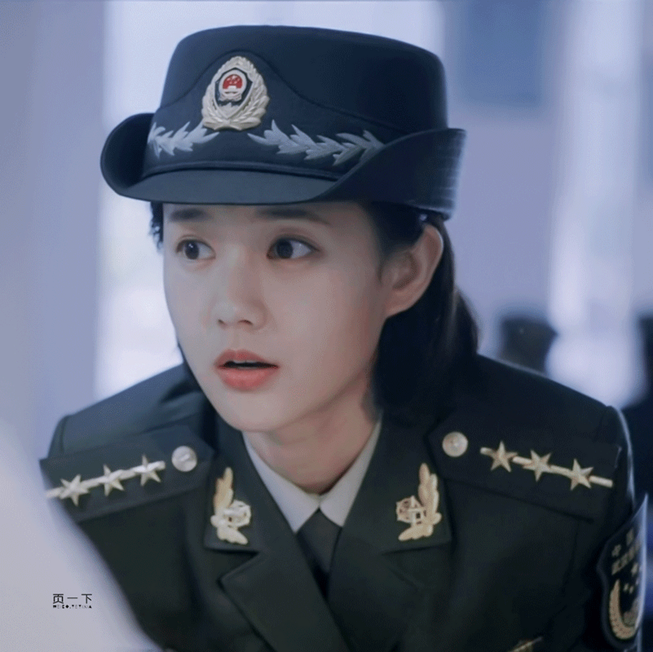 李一桐穿军装,我也不想心动,可是她弯腰和我讲话还对我微笑.